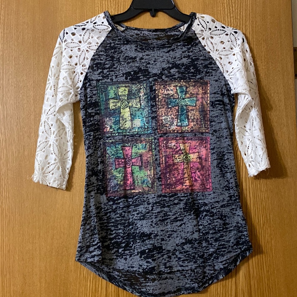 Womens size small 3/4 sleeve cross shirt